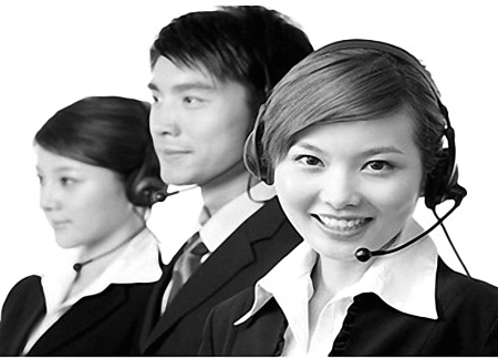 '></center><br />
<br />
　　穆婷婷還說，國外有專門經營離岸呼叫中心的公司，保險公司、銀行等就是他們的客戶，他們將在國內成批招募客服人員，因此離岸呼叫中心屬于勞動密集型和技術密集型的服務外包行業。<br />
　　據了解，針對外國投資者在中國境內經營短信增值業務、互聯網內容服務、聲訊服務等電信增值業務時，可能有非法經營情況，信產部（工信部前身）曾在2006年發布《關于加強外商投資經營增值電信業務管理的通知》，規定外資在中國開展電信增值業務最高持有50%的股權。穆婷婷說，為發展服務外包行業，國家有望將持股比例提高至獨資，但目前工信部正式文件還未出爐。<br />
　　<b>多家外資公司擬入駐重慶</b><br />
　　“可獨資經營將令許多國外離岸外包公司接到更多客戶，增加他們進入國內設立離岸呼叫中心的信心和意愿。”穆婷婷解釋說，國外一些銀行、保險公司等客戶，對離岸呼叫中心公司的股權比例非常看重，如果離岸公司是控股甚至獨資，他們更放心將自己公司的數據交給離岸外包公司處理。<br />
　　市經信委軟件處副處長傅曉表示，我市此前被國務院確定為全國20個中國服務外包示范城市之一，目前有三四家外資離岸外包公司正與我市洽談，上述政策的放寬將有利于這些公司入駐我市。“他們一旦在我市建立離岸呼叫中心，最少都是上千座席的規模，加上人員24小時輪班，起碼解決數千就業崗位。”傅曉說。<br />
　　外資離岸呼叫中心公司入渝，是否會搶奪目前我市相關公司的份額？穆婷婷表示，盡管重慶現在有本土的呼叫中心公司，但只做國內企業的呼叫中心業務，尚未涉及離岸呼叫中心，如果外資離岸呼叫中心公司入渝，將會給我市帶來一個新市場，在解決市民就業的同時，有望帶動本土企業發展。<br />
　　<b>審批時間縮減到3個月內</b><br />
　　在外資申請經營離岸呼叫中心程序上，市通管局監管處處長徐杰介紹，審批權限下放到省市一級，申請經營許可證的時間將從以前的半年縮短至3個月內。<br />
　　他稱，以前申辦的公司需要先經過市通管局初審后，去工信部拿到申請意見書，這就需等上180天，再將意見書拿給商務部獲取批準書，然后將批準書拿給工信部，才能得到工信部的經營許可證，共需半年左右。現在則只需要分別到市通管局和市商委分別拿到批準通知書，就可到工商登記注冊，時間將縮短至3個月內。<br />
　　徐杰還說，作為地方通信行業主管部門，通管局將開辟綠色通道，優化審批流程，盡量縮短審批時間，必要時可特事特辦。<p align=