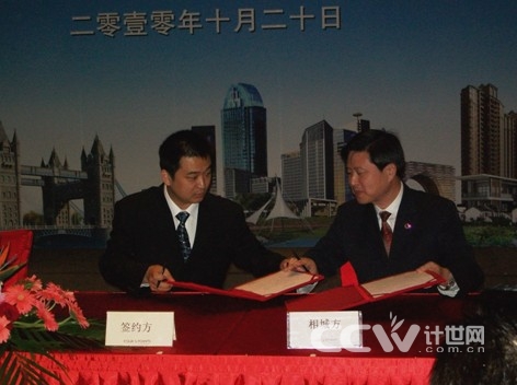 '></center><br />
　　蘇州相城區(qū)是蘇州市政府最新規(guī)劃建設(shè)的又一個新興產(chǎn)業(yè)基地，地域優(yōu)勢明顯，蘇州德仁呼叫中心是該基地進(jìn)駐且規(guī)模最大的呼叫中心。中心由德仁高科（北京）投資有限公司控股子公司-蘇州德仁高科信息技術(shù)有限公司投資建設(shè)，總投資2000萬元，擁有獨自辦公面積上千平方米，規(guī)劃設(shè)立2000個座席，建成后將是蘇東南地區(qū)最大的呼叫中心基地之一。首批將啟用500個座席，短時間內(nèi)全部投用，將全面提供平臺外包服務(wù)、人才招募培養(yǎng)、物理坐席出租、人才租賃服務(wù)等。呼叫中心預(yù)計當(dāng)年就可實現(xiàn)服務(wù)銷售1500萬元， 3年后可達(dá)1.2億元/年銷售規(guī)模。<br />
　　據(jù)悉，目前該中心已與江蘇電信、中國人保、中國移動北京分公司等數(shù)家知名企業(yè)初步達(dá)成呼叫外包業(yè)務(wù)合作意向。<p align=