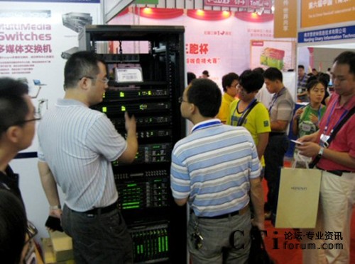 東進工作人員與參觀者就產品熱切交流