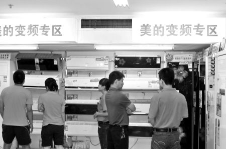 '></center><br />
<br />
　　記者日前從西安國美獲悉，國美集團率先在行業(yè)推出三大服務(wù)舉措：組建空調(diào)專業(yè)顧問團提供“一站式”服務(wù)；啟動“空調(diào)客戶關(guān)懷服務(wù)計劃”提供增值服務(wù)；推出“短信通”服務(wù)，為用戶提供個性化服務(wù)。據(jù)悉，國美這三項服務(wù)舉措將惠及百萬空調(diào)用戶。保證空調(diào)消費者享受到愉悅的消費體驗和服務(wù)，國美呼叫中心提前啟動旺季應(yīng)對機制。據(jù)國美呼叫中心相關(guān)負(fù)責(zé)人表示，國美擁有精確到戶的客戶服務(wù)信息系統(tǒng)和完善的空調(diào)服務(wù)體系，其強大的自動識別系統(tǒng)，能快速鎖定消費者完整資料，并率先實現(xiàn)了3秒快速響應(yīng)顧客需求，以全面、周到和親情的服務(wù)廣受消費者好評。同時，近期國美專門組建了空調(diào)顧問團，而顧問團由國美呼叫中心星級顧問及資深顧問組成，他們非常了解相關(guān)空調(diào)知識，包括空調(diào)匹數(shù)與適用面積能效、功能、假性故障排除方法、清洗保養(yǎng)常識等專業(yè)知識，可為顧客提供從選購到送貨、安裝、使用、維修的全程服務(wù)。國美的客戶關(guān)懷工程將重點借助服務(wù)熱線向百萬空調(diào)新老用戶就空調(diào)使用、操作技巧、保養(yǎng)和清潔等方面進行主動、免費的關(guān)懷服務(wù)，同時對使用年限較長的空調(diào)進行免費檢測，消除消費者的后患之憂。另外，國美推出了“短信通”服務(wù)，顧客來電或回訪通話結(jié)束后，家電顧問會根據(jù)消費者需要，將相關(guān)信息以短信的形式發(fā)送到消費者手機上，方便其保存、查詢。<br />
　　據(jù)陜西美的制冷產(chǎn)品銷售有限公司總經(jīng)理盧衛(wèi)生介紹，在能效標(biāo)準(zhǔn)升級和三大服務(wù)標(biāo)準(zhǔn)頒布的雙重推動下，服務(wù)大戰(zhàn)已成為家電廠商爭奪的重點，也代表著行業(yè)未來的發(fā)展方向。服務(wù)的完善基于企業(yè)的自信和強大的實力，許多專業(yè)大企業(yè)多年來始終堅持“自我完善、自我超越”，不斷提升服務(wù)標(biāo)準(zhǔn)，為消費者創(chuàng)造更多的使用價值。<br />
　　中央空調(diào)市場的快速普及，引發(fā)了行業(yè)競爭日趨激烈，眾多中外品牌紛紛涉足中央空調(diào)領(lǐng)域，國產(chǎn)三大中央空調(diào)品牌更是風(fēng)頭強勁，服務(wù)全面升級。據(jù)記者獲悉，美的中央空調(diào)近日就率先在行業(yè)內(nèi)推出了“空氣能三年包修服務(wù)”，在中央空調(diào)領(lǐng)域掀起一場服務(wù)升級運動，這也是繼美的中央空調(diào)推出免費清洗服務(wù)之后而又一重大服務(wù)舉措。<br />
　　<b>內(nèi)涵延伸 占領(lǐng)制高點</b><br />
　　從“把價格做得更低一點”的價格大戰(zhàn)到“把網(wǎng)點鋪得更多一點”的渠道大戰(zhàn)，家電行業(yè)競爭如今進入了“把服務(wù)做得好一點”的服務(wù)大戰(zhàn)。據(jù)中國家電維修協(xié)會日前提供的數(shù)據(jù)顯示，接受調(diào)查的用戶中對家電整體服務(wù)水平表示“非常滿意”的不到25%，對“不滿意”的調(diào)查顯示，其中質(zhì)量問題占34.48%，售后服務(wù)占56.53%，大部分都與維修相關(guān)。這就是對目前中國家電服務(wù)處境“尷尬”的一個最好注腳，這也是出臺空冰洗中央空調(diào)安裝、拆裝、拆洗標(biāo)準(zhǔn)的意義所在。<br />
　　西安空調(diào)業(yè)人士認(rèn)為，家電服務(wù)是一場沒有終點的持久戰(zhàn)，如果把家電市場的爭奪比作一場戰(zhàn)役，服務(wù)是再銷售的開始，銷售僅僅是一個開端，配送、安裝、維修等服務(wù)才是真正的“主戰(zhàn)場”。特別是隨著產(chǎn)品同質(zhì)化趨勢的加劇，服務(wù)組件成為各大空調(diào)企業(yè)競爭的焦點，直接關(guān)系到消費者和經(jīng)銷商的口碑，關(guān)系到企業(yè)的生死存亡，空調(diào)龍頭廠商應(yīng)為此構(gòu)建完善的服務(wù)體系，從服務(wù)品質(zhì)上不斷提升用戶體驗。<p align=